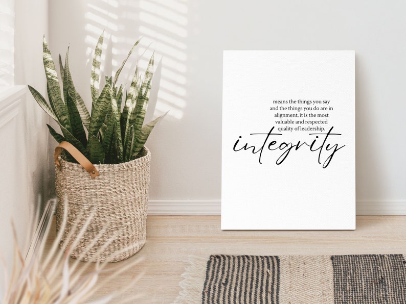 以下が含まれることがあります： 白いキャンバスに黒い文字で「means the things you say and the things you do are in alignment, it is the most valuable and respected quality of leadership. integrity」と書かれたプリント