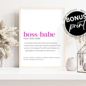 Może przedstawiać: Drukowany projekt dekoracji ściennej w kolorze r&oacute;żowym i czarnym. Projekt zawiera słowo "boss-babe" z definicją i słowa "bonus print" w k&oacute;łku.