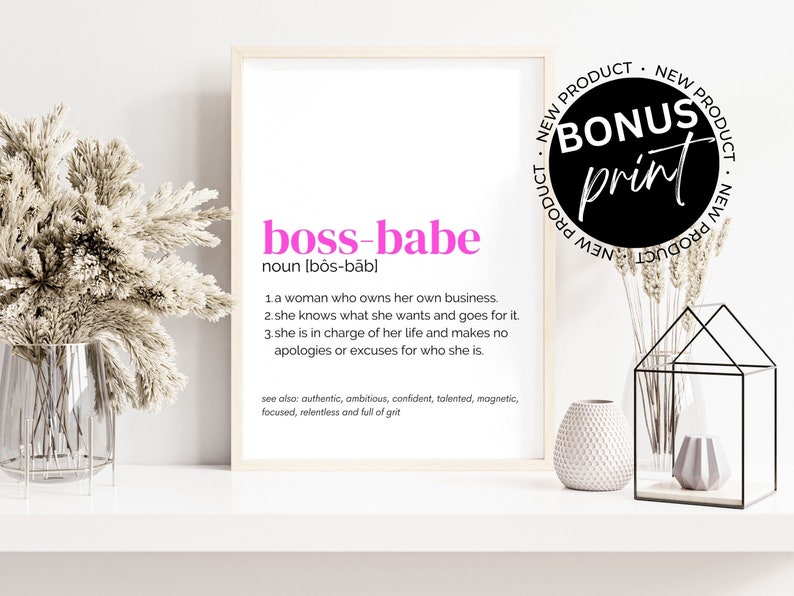 Może przedstawiać: Drukowany projekt dekoracji ściennej w kolorze r&oacute;żowym i czarnym. Projekt zawiera słowo "boss-babe" z definicją i słowa "bonus print" w k&oacute;łku.