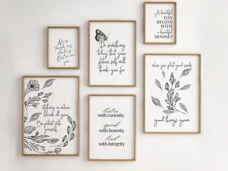 Może przedstawiać: Kolekcja oprawionych wydruk&oacute;w artystycznych z inspirującymi cytatami i ilustracjami botanicznymi. Wydruki mają złote ramy i czarny tekst na białym tle. Jeden wydruk przedstawia motyla, a inny m&oacute;wi: &bdquo;Piękny dzień zaczyna się od pięknego nastawienia&rdquo;.
