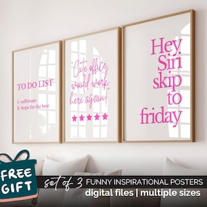 Peut inclure: Ensemble de trois affiches encadrées avec des citations inspirantes en rose sur fond blanc. Les affiches sont dans des cadres en bois. Le texte comprend "TO DO LIST", "Cute office would work here again!" et "Hey Siri skip to friday".