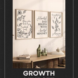 Puede incluir: Tres impresiones de arte de pared imprimibles en blanco y negro con citas inspiradoras sobre la mentalidad de crecimiento. Las citas son "Una cosa en la naturaleza florece todo el a&ntilde;o. S&eacute; paciente contigo mismo", "Un d&iacute;a hermoso comienza con una hermosa mentalidad", y "Cuando plantas buenas semillas, crecen cosas buenas".