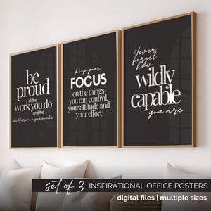 Könnte beinhalten: Ein Set aus drei vertikalen Postern in hellen Holzrahmen, jeweils mit schwarzem Hintergrund und weißer Typografie. Der Text lautet: be proud of the work you do, keep your FOCUS on the things you can control und Never forget how wildly capable you are.