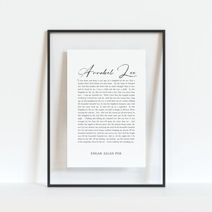 Pu&ograve; includere: Una stampa incorniciata in nero con sfondo bianco che presenta la poesia "Annabel Lee" di Edgar Allan Poe. La poesia &egrave; scritta in un carattere corsivo nero.