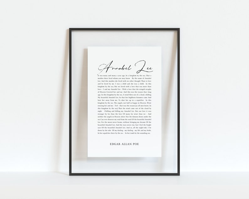 Pu&ograve; includere: Una stampa incorniciata in nero con sfondo bianco che presenta la poesia "Annabel Lee" di Edgar Allan Poe. La poesia &egrave; scritta in un carattere corsivo nero.