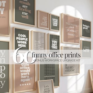 Op de afbeelding: Een verzameling ingelijste prints met humoristische citaten over kantoor in verschillende kleuren, waaronder roze, groen en wit. De prints tonen zinnen als "Cool People Work Here" en "Hey Siri skip to Friday". Thema: kantoordecoratie.
