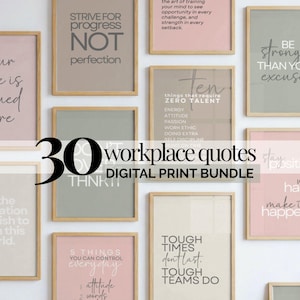 Könnte beinhalten: Eine Sammlung gerahmter Wandkunstdrucke mit motivierenden Zitaten für den Arbeitsplatz in verschiedenen Rosa-, Beige- und Salbeigrüntönen. Der Text enthält Sätze wie Strive for progress not perfection, Your voice is valued here und Be stronger than your excuses, die in einer Mischung aus Serif- und Schreibschrift-Typografie dargestellt sind.