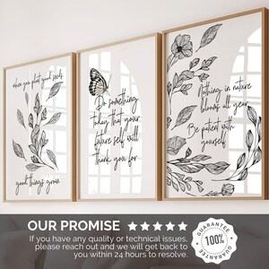 Może przedstawiać: Trzy oprawione wydruki artystyczne z inspirującymi cytatami i ilustracjami botanicznymi. Wydruki przedstawiają czarno-białe rysunki liści, kwiat&oacute;w i motyla. Każdy wydruk ma jasnobrązową drewnianą ramę.