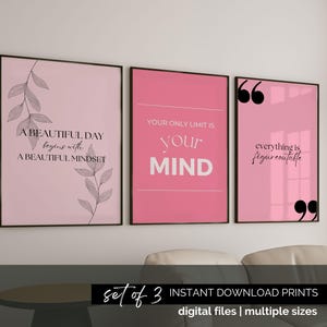 Puede incluir: Conjunto de tres impresiones de arte de pared imprimibles de color rosa con citas inspiradoras. La primera impresión presenta la cita "Un día hermoso comienza con una hermosa mentalidad". La segunda impresión presenta la cita "Tu único límite es tu mente". La tercera impresión presenta la cita "Todo es solucionable".