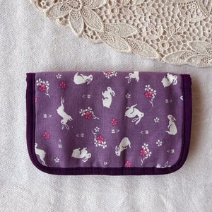 Japanischer Vintage Handgefertigter Kimono-Stoff Geldbeutel, traditionelle Blumen gedruckt, dünne Brokat-Geldbörse, bunt, hergestellt in Japan, nie benutzt