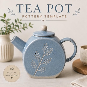 Puede incluir: Una tetera de cerámica azul con cuerpo circular plano, tapa a juego con pomo moteado y un patrón de rama botánica grabado. El texto TEA POT POTTERY TEMPLATE y DIGITAL DOWNLOAD son visibles en la imagen, junto con pequeños iconos de hojas.
