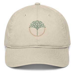 Sombrero orgánico con el código binario "amor" y árbol verde.