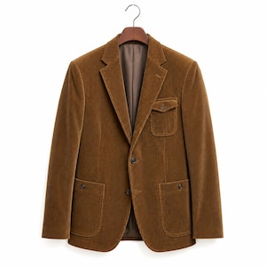 Könnte beinhalten: Ein brauner Cord-Blazer mit steigendem Revers, einreihiger Knopfleiste mit zwei Knöpfen, zwei großen aufgesetzten Taschen an der Taille und einer kleineren Brusttasche mit geknöpfter Patte. Die Jacke ist mit glattem braunem Stoff gefüttert.
