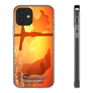 Puede incluir: Una funda de teléfono transparente con un fondo de atardecer naranja y amarillo vibrante, una silueta de una cruz y manos extendidas. El texto dice: I am the way, the truth and the life no one comes to the Father except through me. JOHN 14:6.
