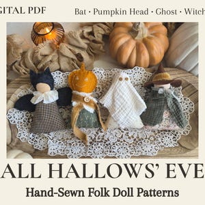 Pode incluir: Um padrão PDF digital para bonecas folclóricas costuradas à mão intitulado ALL HALLOWS' EVE. A imagem exibe quatro bonecas de tecido: um morcego preto, uma cabeça de abóbora, um fantasma branco e uma bruxa com chapéu marrom.