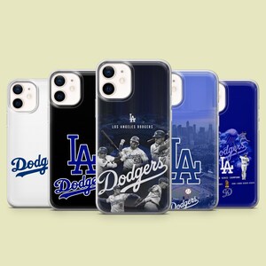 Op de afbeelding: Vijf doorzichtige telefoonhoesjes met branding van de Los Angeles Dodgers. De ontwerpen bevatten het teamlogo, het woord Dodgers in script en actiefoto's van honkbalspelers op het veld. De hoesjes tonen diverse blauwe, witte en zwarte kleurenschema's.