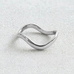 Anello sottile a onda in argento sterling 925, fascia sagomata impilabile realizzata a mano.