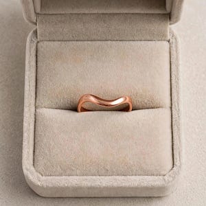 Handmade pure solid copper wave ring in beige velvet ring box display top view gift packaging polished ripple wave design, thin organic wavy bypass contour high mirror shine unplated copper chevron stacking minimalist boho ocean wave wishbone ring solid copper Jaipur artisan handmade luxury jewelry box ready to gift engagement promise proposal gift for her