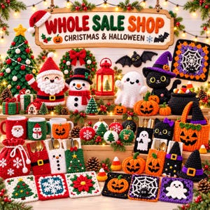 以下が含まれることがあります： クリスマスとハロウィンのクロッシェ編みデコレーションのコレクション。サンタ、雪だるま、お化け、黒猫、カボチャ、オーナメント、マグカップ、コースターが含まれています。木製の看板には「WHOLE SALE SHOP CHRISTMAS & HALLOWEEN」と書かれています。