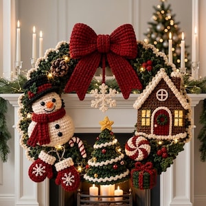 Op de afbeelding: Een decoratieve kerstkrans met een grote rode gehaakte strik, een sneeuwpop met een zwarte hoed en rode sjaal, een bruin peperkoekhuisje, een groene kerstboom, rode wanten, een zuurstok en een wit ornament in de vorm van een sneeuwvlok.