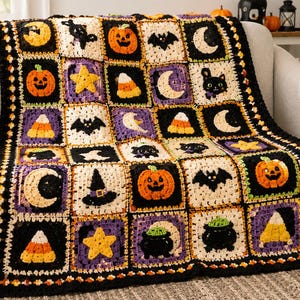 Könnte beinhalten: Eine handgefertigte Häkeldecke mit einem Raster aus quadratischen Motiven mit Halloween-Designs, darunter orangefarbene Kürbisse, schwarze Katzen, Fledermäuse, gelbe Sterne, Mondsicheln, Zuckermais, Hexenhüte und schwarze Kessel mit grüner Flüssigkeit.