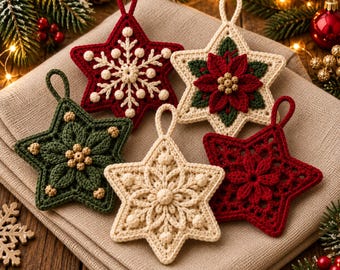 Pode incluir: Cinco ornamentos de crochê em forma de estrela com designs intrincados. Um é vermelho escuro com um floco de neve branco, um é creme com uma poinsétia vermelha e verde, um é verde escuro com detalhes dourados, um é creme floral e um vermelho.