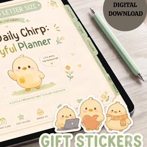 Könnte beinhalten: Ein digitaler Planer auf einem Tablet-Bildschirm mit einem hellgrünen Eingabestift. Der Planer zeigt eine gelbe Küken-Illustration, den Text Daily Chirp: Joyful Planner sowie Reiter für Calendar, Plane und Stickers. Drei Küken-Sticker sind enthalten.