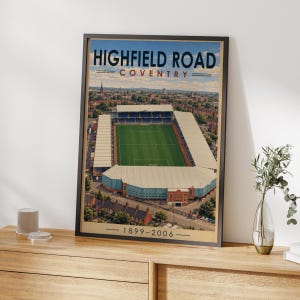 Highfield Road, Coventry, Inghilterra, poster vintage dello stadio di calcio, stadio retrò azzurro.