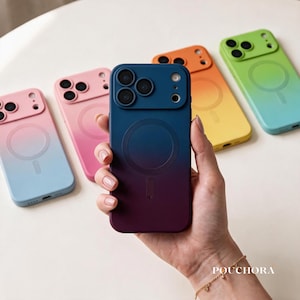 Könnte beinhalten: Eine Sammlung von fünf Smartphone-Hüllen mit glattem Farbverlauf und einem kreisförmigen magnetischen Ladering auf der Rückseite. Die Hüllen werden in verschiedenen Farbkombinationen gezeigt, darunter Blau zu Violett, Pink zu Blau und Grün zu Gelb.