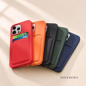 Op de afbeelding: Vijf siliconen smartphonehoesjes met geïntegreerde kaartsleuven, op een rij geplaatst. De kleuren zijn rood, oranje, zwart, donkergroen en marineblauw. Het rode hoesje bevat twee creditcards. De merknaam POUCHORA staat rechtsonder afgedrukt.