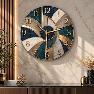 Puede incluir: Un reloj de pared redondo con una esfera segmentada que alterna paneles con patrones de mármol en azul oscuro, verde azulado y crema. El reloj tiene manecillas doradas y números dorados en relieve del uno al doce en disposición circular.