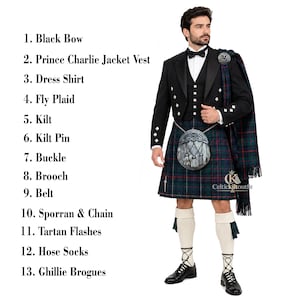 Può includere: Un abito tradizionale scozzese con kilt composto da giacca e gilet Prince Charlie neri, camicia bianca, papillon nero e kilt in tartan verde e blu. Include uno sporran in pelliccia grigia, un fly plaid, calzettoni color crema e scarpe ghillie brogues.