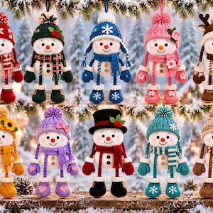 Può includere: Una collezione di dieci decorazioni a forma di pupazzo di neve in peluche, ognuna con un cappello, una sciarpa e muffole lavorate a maglia in vari colori tra cui rosso, verde, blu, rosa, marrone, giallo e viola, con dettagli floreali o corna.