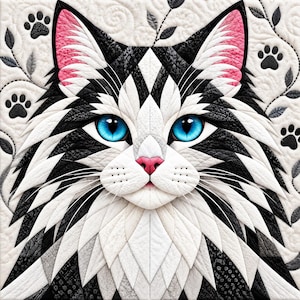 Pode incluir: Uma tapeçaria acolchoada quadrada apresentando um rosto de gato estilizado com olhos azuis brilhantes, um nariz rosa e orelhas forradas de rosa. O gato é composto por segmentos de tecido preto, branco e cinza com motivos de patas.