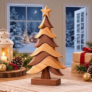 Pode incluir: Uma escultura decorativa de árvore de Natal em madeira composta por segmentos de madeira clara e escura alternados empilhados num design ondulado e em camadas, rematada com uma estrela de cinco pontas sobre uma base retangular.
