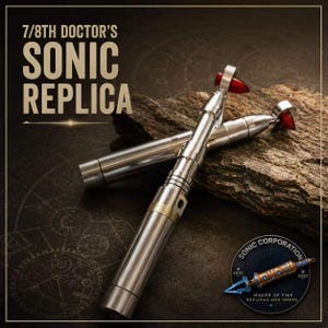 Może przedstawiać: Dwie metalowe repliki narzędzi sonicznych o cylindrycznym korpusie z mosiężnym paskiem i czerwoną końcówką. Tekst 7/8TH DOCTOR'S SONIC REPLICA znajduje się w lewym górnym rogu, widoczne jest również okrągłe logo SONIC CORPORATION.