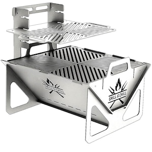 Puede incluir: Una parrilla plegable de metal plateado con un diseño de dos niveles que incluye una rejilla de cocción principal y una rejilla superior para calentar. Los paneles laterales tienen grabado "GRILL & CHILL" junto a un gráfico de llama y utensilios.
