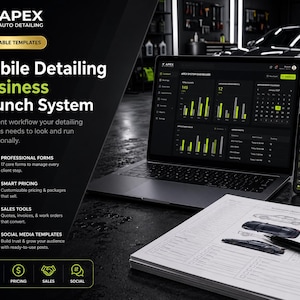 Può includere: Un kit di marketing digitale per aziende di detailing auto con un laptop e uno smartphone che mostrano un'interfaccia dashboard, insieme a una pila di moduli stampati con illustrazioni di auto e una penna nera su una superficie scura.