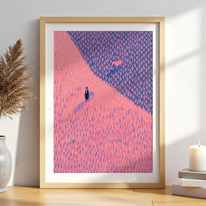 Op de afbeelding: Een ingelijste kunstdruk met een gestileerd landschap met een roze veld en een donkerblauwe lucht vol kleine bladachtige patronen. Een klein figuur in een donkere jas en hoed staat in het roze veld, terwijl een roze paard-silhouet in de blauwe lucht verschijnt.