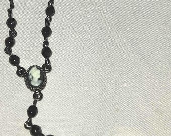 Vintage-Halskette aus dem Jahr 1928 mit schwarzer Kette und Glasperlen im Cameo-Stil (Y2K Vintage 1928)
