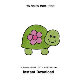 Pode incluir: Um design de bordado de uma tartaruga verde com uma flor rosa na carapaça. A tartaruga tem um rosto sorridente com dois olhos pretos. O texto acima diz 15 SIZES INCLUDED e o texto abaixo 15 Formats | PES | DST | JEF | VP3 | XXX Instant Download.