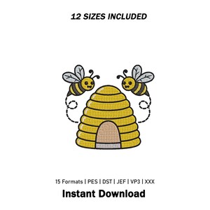 Op de afbeelding: Een borduurontwerp met een gele bijenkorf met een beige ingang en twee cartoonbijen met zwart-gele strepen en grijze vleugels. De tekst 12 SIZES INCLUDED, 15 Formats | PES | DST | JEF | VP3 | XXX en Instant Download is zichtbaar.