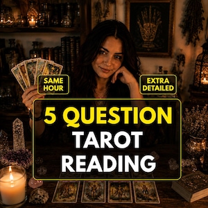 Op de afbeelding: Een advertentie voor een tarot-lezing met een persoon die een waaier van tarotkaarten vasthoudt. De tekst luidt 5 QUESTION TAROT READING, SAME HOUR en EXTRA DETAILED. De scène bevat een brandende kaars, kristallen en extra tarotkaarten.