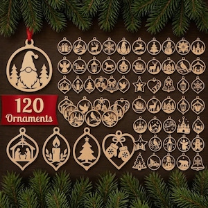 Op de afbeelding: Een collectie van 120 lichtbruine houten kerstornamenten met gedetailleerde lasergesneden ontwerpen zoals kabouters, rendieren, sneeuwvlokken, kerststallen, bomen, klokken en sterren, getoond met een rode banner met de tekst 120 Ornaments.