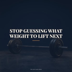Könnte beinhalten: Eine schwarze Langhantel mit Gewichtsscheiben unter dem weißen Text STOP GUESSING WHAT WEIGHT TO LIFT NEXT und einer kleinen horizontalen goldenen Linie. Am unteren Rand des Bildes befindet sich der kleine weiße Text THE OUTLIER EDGE auf dunklem Grund.