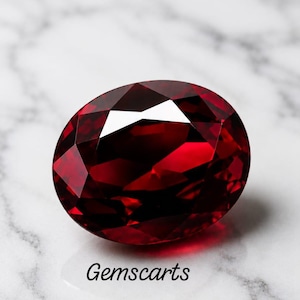 Peut inclure: Une pierre précieuse rouge foncé de taille ovale avec de multiples facettes qui reflètent la lumière, créant un éclat brillant. Le mot Gemscarts est imprimé en noir sous la pierre, qui affiche une couleur cramoisie riche et saturée.