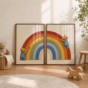 Può includere: Due stampe artistiche da parete incorniciate con un design ad arcobaleno diviso e texture trapuntata. La stampa a sinistra mostra un orsacchiotto marrone con salopette blu che dipinge l'arcobaleno, quella a destra mostra un orso che si arrampica.