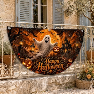 Op de afbeelding: Een halfronde Halloween-banner met een witte geest in het midden die een lantaarn vasthoudt, omringd door oranje pompoenen, een donker gotisch kasteel en een grote volle maan. De tekst Happy Halloween staat onderaan in oranje letters.