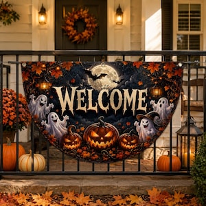 Op de afbeelding: Een halfronde Halloween-banner met het woord WELCOME in grote, gestileerde letters. Het ontwerp bevat een volle maan, vleermuizen, drie gloeiende pompoenen en drie witte geesten tegen een donkere achtergrond met oranje herfstbladeren.