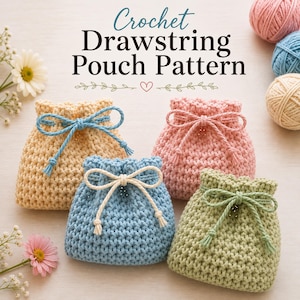 Può includere: Quattro piccole pochette a sacchetto realizzate all'uncinetto in beige, rosa, blu e verde chiaro, ciascuna con un cordino abbinato. Il testo Crochet Drawstring Pouch Pattern è visualizzato sopra, con piccoli fiori bianchi e gomitoli.